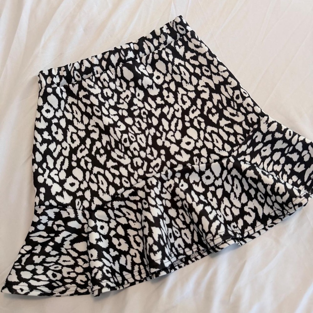 Nasty Gal White Black Leopard Animal Print Ruffle Hem Mini Skirt Size 6